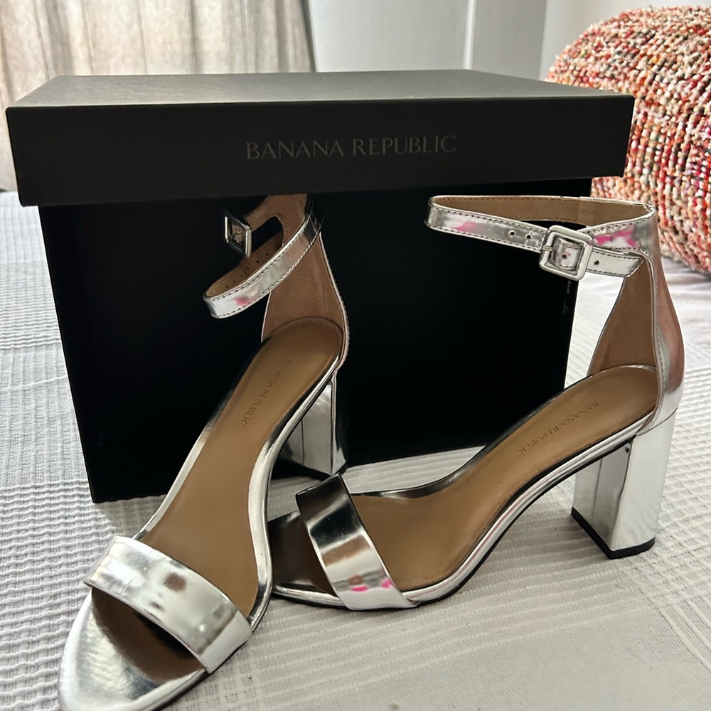 Banana Republic Silver Block Heel Sandals NIB size 8